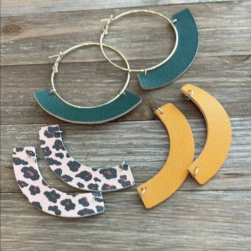 ❄️ Plunder Gold and Green Crescent Earrings